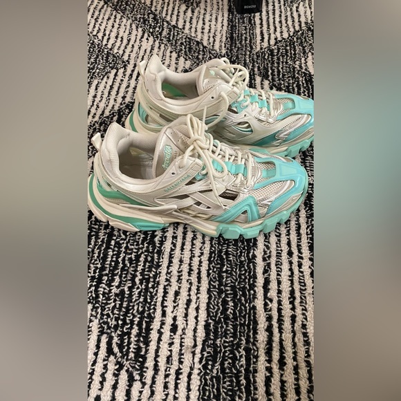 Balenciaga Track 2 Sneskers - Picture 7 of 7